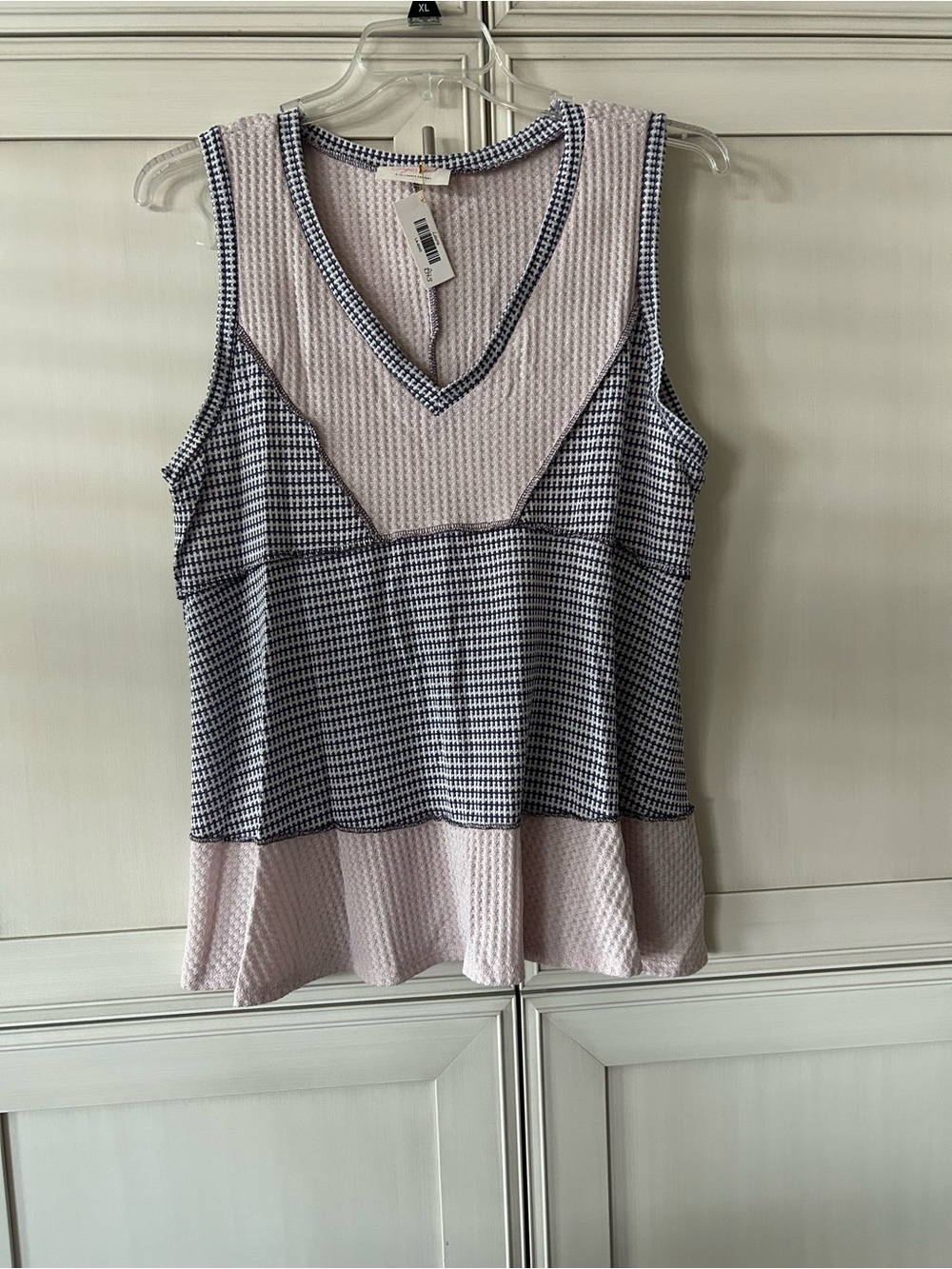 Mixed-Texture V-Neck Tank Top in Light Pink and Navy